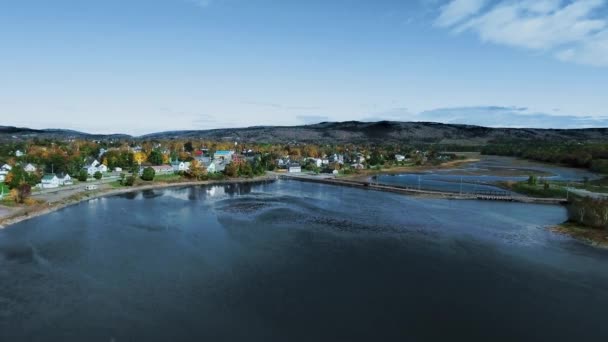 Dron záběry nad přístavem s městem na pozadí, letecké záběry slunečného dne v Parrsboro, Nova Scotia, Kanada — Stock video