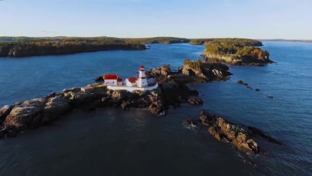 Drone appoaches Head Harbour Lightstation på sommaren, flygbilder av Campobello Island, New Brunswick, Kanada — Stockvideo