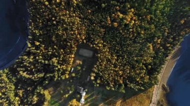 Head Harbour deniz fenerinin yukarıdan görünüşü, güneşli bir günde Campobello Adası 'nın insansız hava aracı videosu, New Brunswick, Kanada