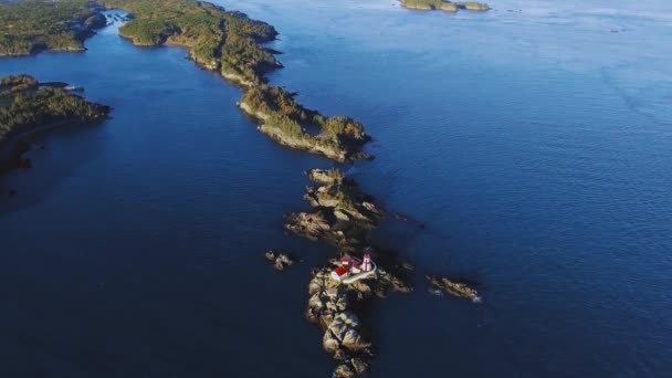 Drohne bewegt sich in Richtung Campobello Island mit Head Harbour Lightstation an einem sonnigen Abend, Luftaufnahmen, New Brunswick, Kanada — Stockvideo