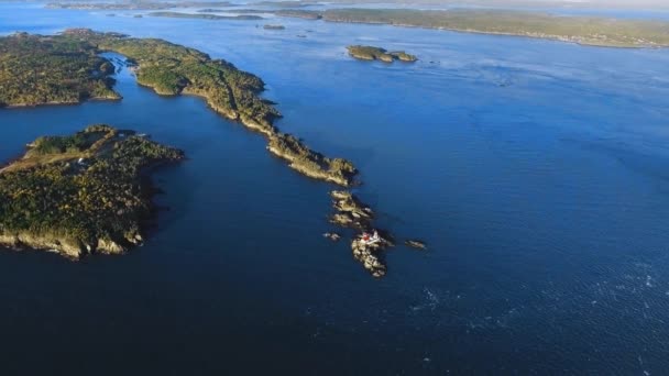 Port Główny Lightstation zastrzelony przez drona z góry, widok z lotu ptaka, Campobello Island, Nowy Brunszwik, Kanada — Wideo stockowe