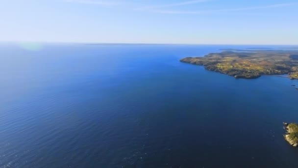 カナダ・ニューブランズウィック州カンポベッロ島のヘッドハーバー・ライトステーションで撮影された、ファニー湾と島々のパノラマ空撮。, — ストック動画