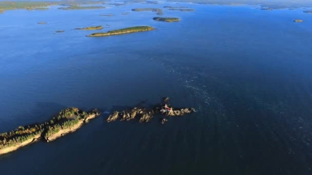 Aerial κάμερα appoaches the Head Harbour Lighthouse το καλοκαίρι, drone shot of Campobello Island, New Brunswick, Καναδάς — Αρχείο Βίντεο