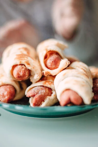 Plato Lleno Salchichas Caseras Recién Horneadas —  Fotos de Stock