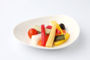 Turşu turşulu sebze salatası. Beyaz arka planda izole edilmiş.