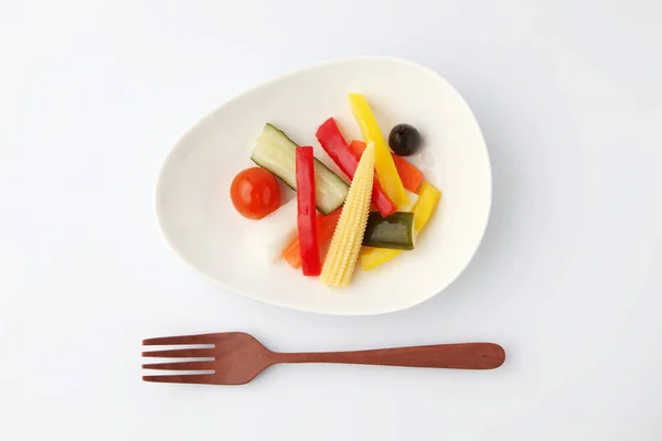 흰 배경에 분리되어 있는 접시 위에서 절인 야채 샐러드 — 스톡 사진