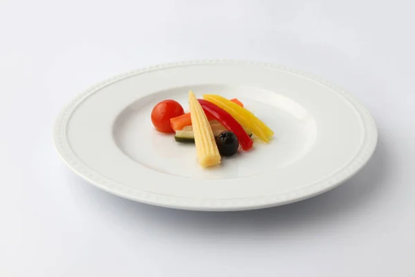 Encurtidos ensalada de verduras en vinagre en plato aislado sobre fondo blanco —  Fotos de Stock