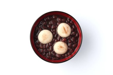 Zenzai tatlı kırmızı fasulye çorbası beyaz arka planda izole edilmiş.