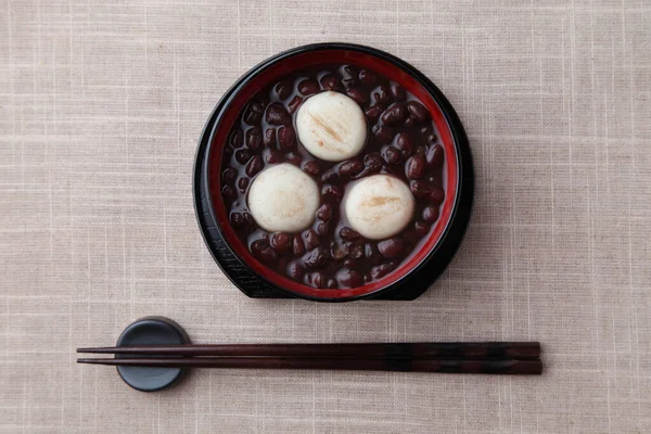 Zenzai солодкий суп з червоної квасолі ізольований на столі — стокове фото