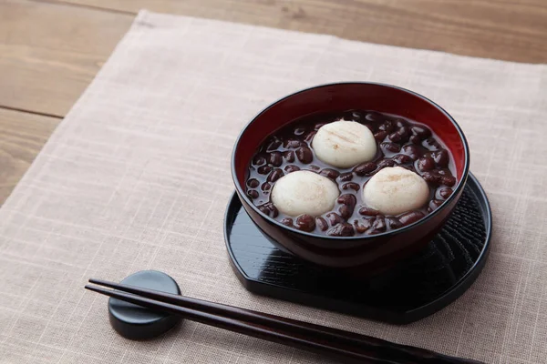 Zenzai солодкий суп з червоної квасолі ізольований на столі — стокове фото