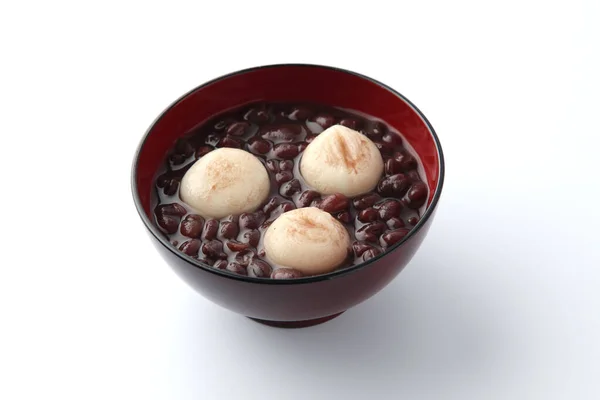 Ζενζάι σούπα με γλυκά κόκκινα φασόλια, απομονωμένη σε λευκό φόντο — Φωτογραφία Αρχείου