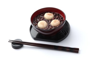 Zenzai tatlı kırmızı fasulye çorbası beyaz arka planda izole edilmiş.