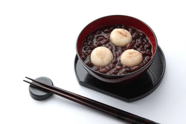 Zenzai солодкий суп з червоної квасолі ізольований на білому тлі — стокове фото