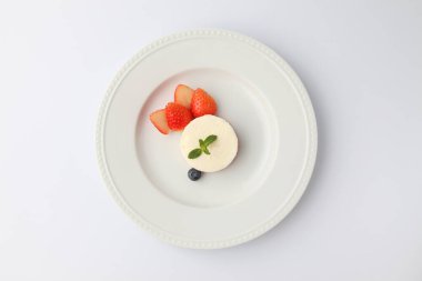 Tabaktaki beyaz şifon peynirli kek beyaz arkaplanda izole edilmiş.