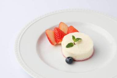 Tabaktaki beyaz şifon peynirli kek beyaz arkaplanda izole edilmiş.