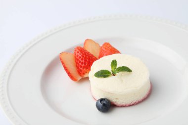 Tabaktaki beyaz şifon peynirli kek beyaz arkaplanda izole edilmiş.