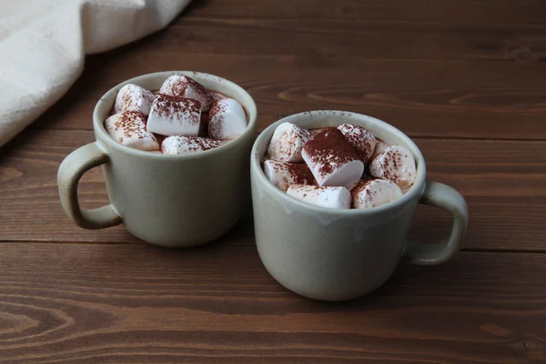 Chocolate quente com marshmallows isolado na mesa de madeira — Fotografia de Stock