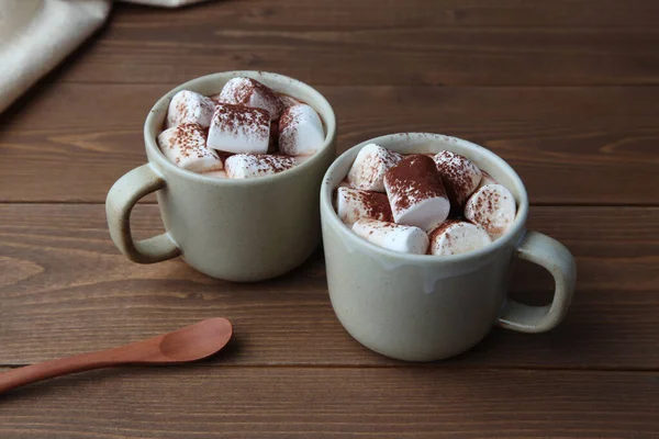 Chocolate quente com marshmallows isolado na mesa de madeira — Fotografia de Stock