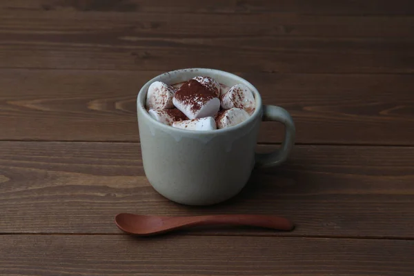 Warme chocolademelk met marshmallows geïsoleerd op houten tafel — Stockfoto