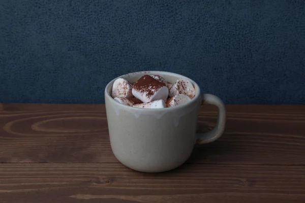 Chocolate caliente con malvaviscos aislados en mesa de madera — Foto de Stock