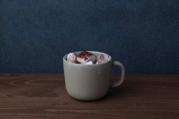 Heiße Schokolade mit Marshmallows isoliert auf Holztisch — Stockfoto