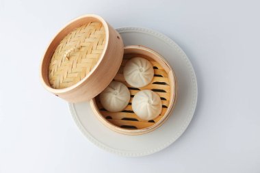 Xiaolongbao Çin buğulamalı hamur köftesi ahşap masada.