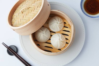 Xiaolongbao Çin buğulamalı hamur köftesi beyaz arka planda izole edilmiş.