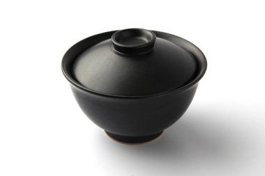 Donburi pirinç kasesi beyaz arka planda siyah izole edilmiş.