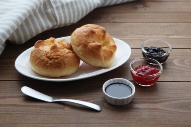 Tahta masada çilek reçeli ve tereyağlı ekmek.
