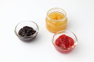 Beyaz arka planda çilek reçeli reçel reçeli