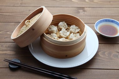 Shumai shaomai Çin yemeği ahşap masada etli börek.