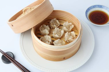 Shumai shaomai Çinli beyaz arka planda etli börek buğuladı