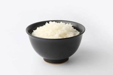 Beyaz arka planda izole edilmiş kasede sade beyaz pirinç