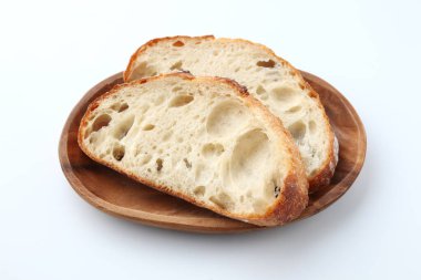 Dilimlenmiş Fransız ekmeği, beyaz arka planda izole edilmiş acı verici.