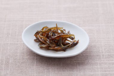 Kum mızrağı, tatlı soya soslu Japon kugini tabağında kaynıyordu.