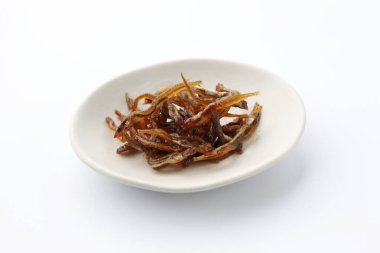 Kum mızrağı tatlandırılmış soya kabuğunda kaynatılmış beyaz arka planda Japon kugini tabağı.