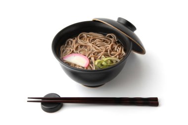 Japonların beyaz arka planda izole edilmiş soba karabuğday erişteleri.