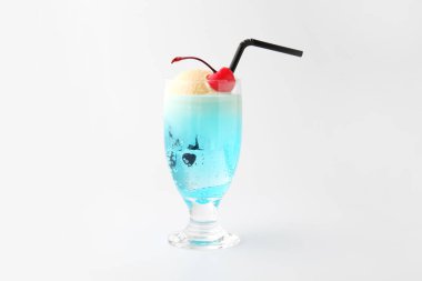 Mavi soda, beyaz arka planda izole edilmiş vanilyalı dondurma içeceği.