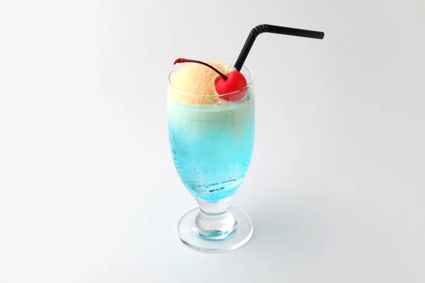 Blu soda galleggiante con gelato alla vaniglia bevanda isolata su sfondo bianco — Foto Stock