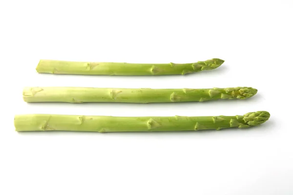 Asperges vertes isolées sur fond blanc — Photo