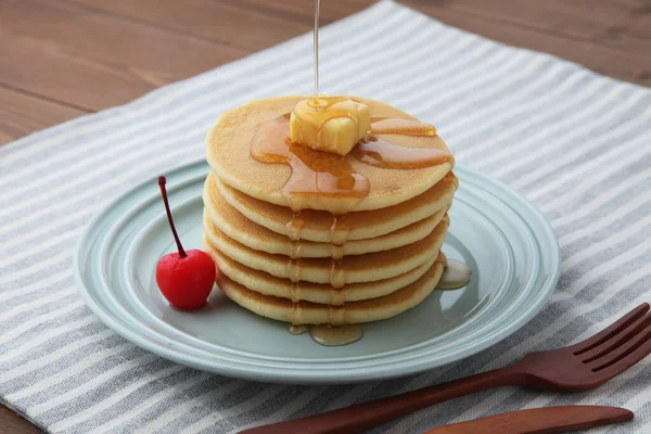 Pancakes cakes with maple syrup isolated on plate on table — Stock Photo, Image