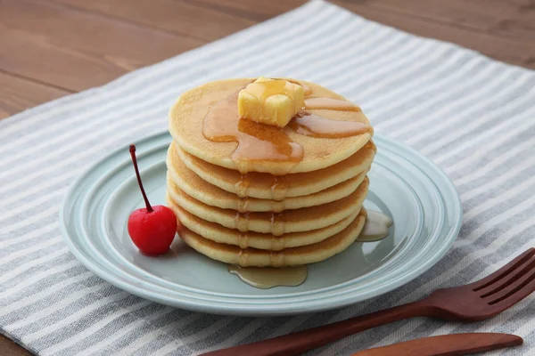 Pannkakor med lönnsirap isolerad på tallriken på bordet — Stockfoto