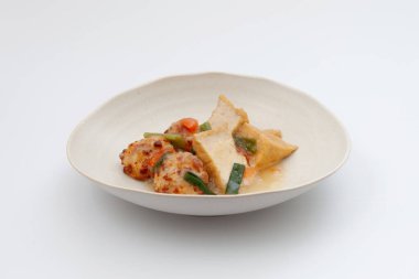 Beyaz arka planda haşlanmış tavuk köftesi ve kızarmış tofu Japon geleneksel mutfağı.