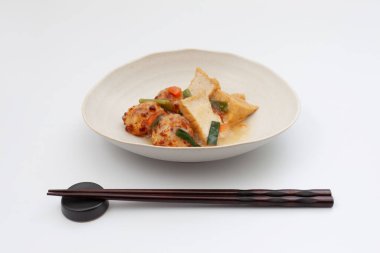 Beyaz arka planda haşlanmış tavuk köftesi ve kızarmış tofu Japon geleneksel mutfağı.