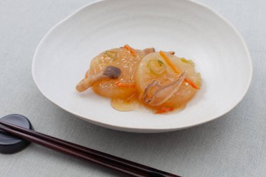 Mantar soslu Japon turpu. Masa örtüsü üzerinde geleneksel yemek.