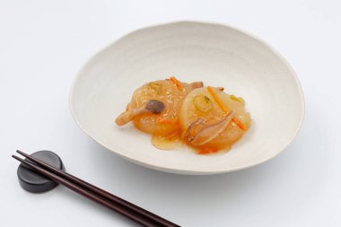 Mantar soslu haşlanmış Japon turpu. Beyaz arka planda geleneksel yemek.