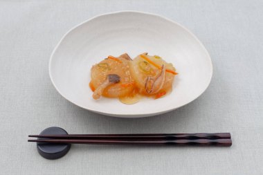 Mantar soslu Japon turpu. Masa örtüsü üzerinde geleneksel yemek.