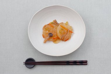 Mantar soslu Japon turpu. Masa örtüsü üzerinde geleneksel yemek.