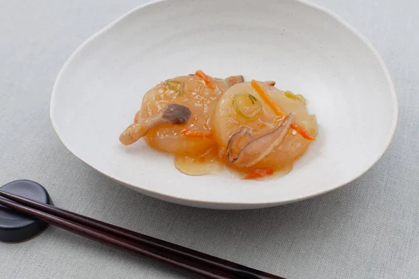 Mantar soslu Japon turpu. Masa örtüsü üzerinde geleneksel yemek.