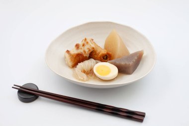 Japon balık köftesi güveci beyaz arka planda izole edilmiş.